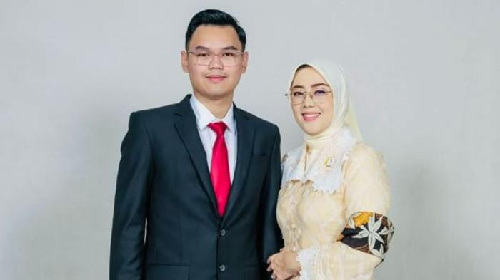 Mantan Bupati Purwakarta, Anne Ratna Mustika bersama sang anak, Yudistira Manunggaling Rahmaning Hurip.