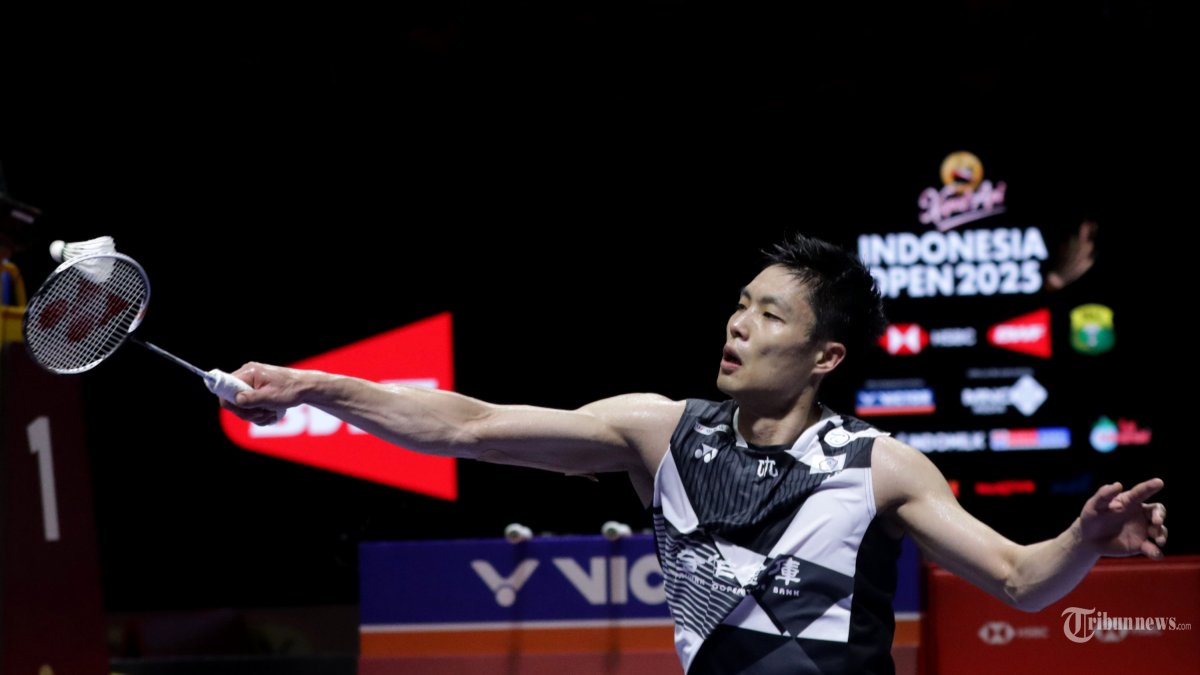 INDONESIA OPEN 2025 - Pebulu tangkis tunggal putra China Taipei Chou Tien Chen mengembalikan kok ke arah pebulu tangkis tunggal putra Denmark Anders Antonsen pada babak final Kapal Api Indonesia Open 2025 di Istora Senayan, Gelora Bung Karno, Jakarta, Minggu (8/6/2025). Antonsen berhasil menjuarai Indonesia Open 2025 usai menang dengan skor 22-20 dan 21-14. TRIBUNNEWS/IRWAN RISMAWAN