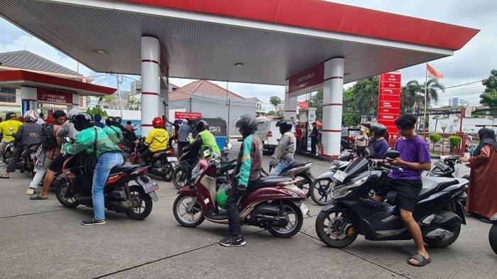 ANTREAN MENGISI BBM PERTALITE - Antrean kendaraan bermotor roda dua di SPBU KS Tubun, Jakarta Barat untuk mengisi BBM jenis Pertalite mengular, Rabu(26/2/2025). Hal tersebut imbas terungkapnya praktik culas bos Pertamina Patra Niaga mengoplos Pertalite menjadi Pertamax.