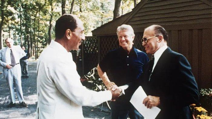 Presiden Mesir Anwar Sadat (kiri) dan Perdana Menteri Israel Menachem Begin (kanan) dengan Presiden AS, Jimmy Carter (tengah) di Camp David pada tahun 1978.