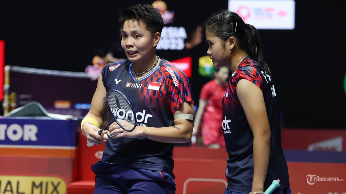 KALAH TIGA SET - Ganda putri Apriyani Rahayu/Febi Setianingrum saat melawan Ganda Korea Selatan Baek Ha Na/Lee So Hee pada babak 16 besar Indonesia Open 2025 di Istora Senayan, Kamis (5/6/2025). Apriyani Rahayu/Febi Setianingrum gagal melangkah ke babak selanjutnya setelah kalah tiga set dengan skor 16-21, 21-16, dan 21-14. TRIBUNNEWS/HERUDIN