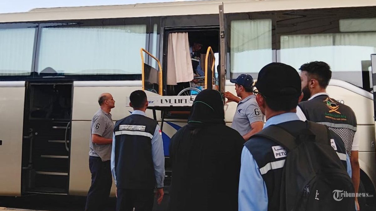 Mbah Sumbuk, jemaah haji tertua berusia 109 tahun saat dilayani bus khusus dilengkapi lift hidrolik, Minggu (18/5/2025) pagi. (Media Center Haji/MCH 2025/tribunnews/Dewi Agustina)