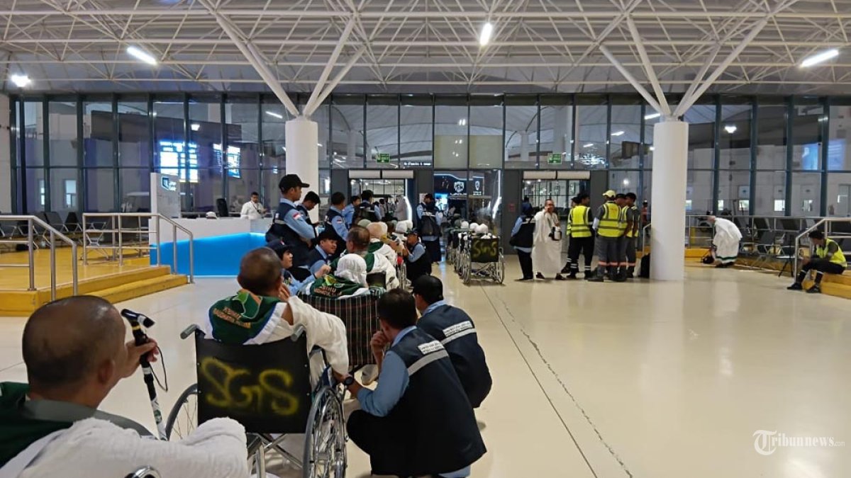 jemaah haji lansia Kloter PLM 13 saat diantar oleh pegawai Al Wukallan menuju bus khusus di Bandara King Abdul Azis Jeddah untuk kemudian diantarkan ke Kota Makkah, Minggu (18/5/2025) malam. (Media Center Haji/MCH 2025/tribunnews/Dewi Agustina)