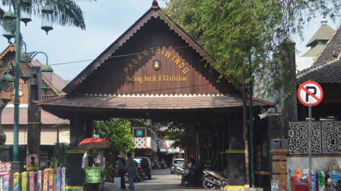 Area masuk Pasar Triwindu Kota Solo.