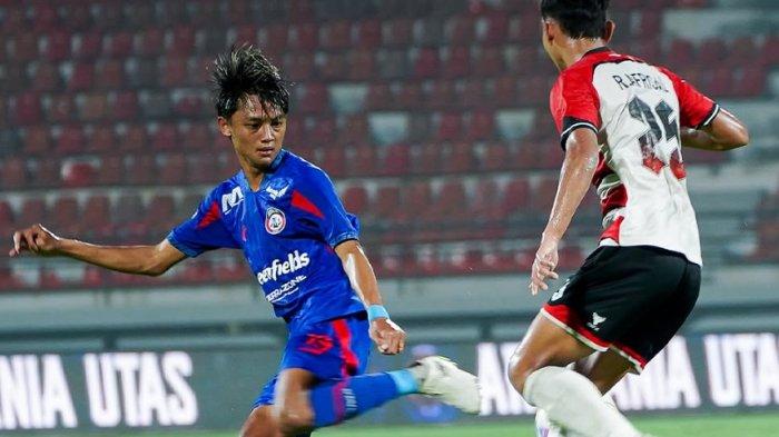 DUEL BOLA - Pemain Arema FC Achmad Syarif Maulana menghadang laju pemain Madura United pada pertandingan tunda pekan ke-28 Liga 1 2024/2025 di Stadion Kapten I Wayan Dipta, Kamis (24/4/2025). (Instagram Madura United - 24/4/2025)