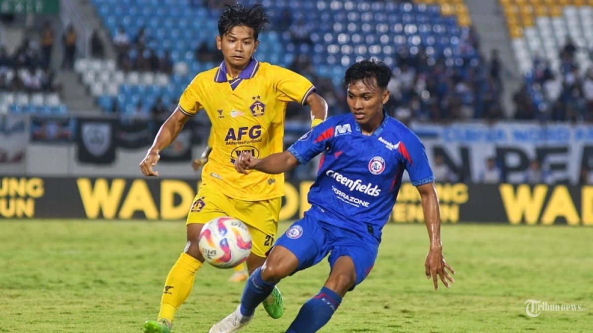Pesepakbola Arema FC, Arkhan Fikri (kanan) dibayangi pesepakbola Persik Kediri, Riyatno Abiyoso (kiri) saat laga lanjutan Liga 1 Arema FC melawan Persik Kediri di Stadion Kanjuruhan, Kabupaten Malang, Jawa Timur, Minggu (11/5/2025). Arema FC kalah dari tamunya Persik Kediri dengan skor 0-3. SURYA/PURWANTO