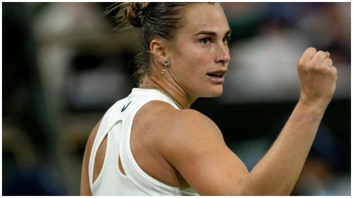 EKSPRESI ARYNA SABALENKA - Aryna Sabalenka saat beraksi di turnamen tenis Wimbledon 2025.