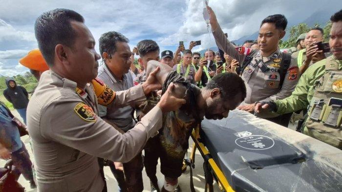 ASKE MABEL DITANGKAP - Pimpinan KKB Yalimo, Aske Mabel saat dievakuasi ke Mako Brimob, Jayapura, Papua, Rabu (19/2/2025). Aske adalah pecatan polisi yang membelot ke KKB.