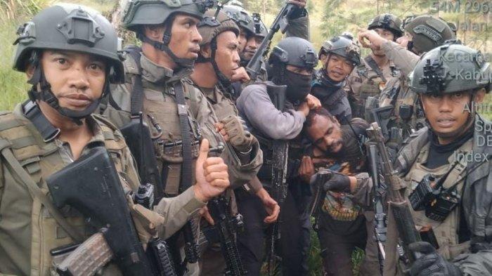 ASKE MABEL - Pimpinan KKB Papua, Aske Mabel ditangkap di Yalimo, Rabu (19/2/2025). Tampak sejumlah anggota Satgas Damai Cartenz meringkus Aske yang merupakan pecatan polisi.