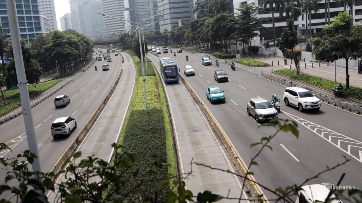 GANJIL GENAP - Sejumlah kendaraan bermotor melintas di Jalan Sudirman, Jakarta, Jumat (30/5/2025). Dinas Perhubungan DKI Jakarta tidak memberlakukan sistem pembatasan kendaraan berdasarkan pelat nomor ganjil genap pada Kamis (29/5) hingga Jumat (30/5) karena adanya hari cuti bersama dalam rangka Hari Kenaikan Yesus Kristus. TRIBUNNEWS/IRWAN RISMAWAM