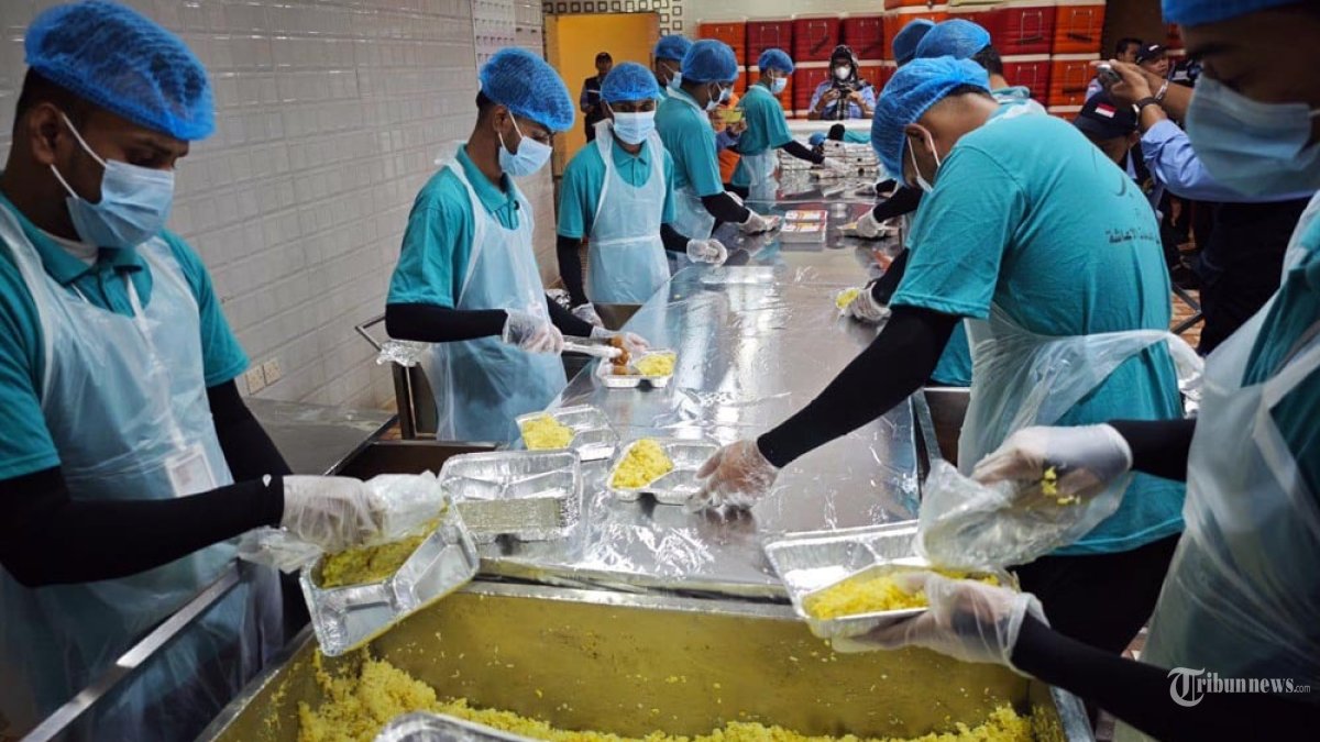 KATERING HAJI - Suasana packing makan siang jamaah haji di katering penyedia konsumsi di Mekah, Rabu (14/5/2025). Jamaah mendapatkan makanan dengan cita rasa nusantara selama di Tanah Suci. Ayam Rica dan Daging Rendang Menu Favorit Jamaah Haji 2025. (Media Center Haji/Tribunnews)