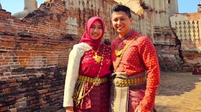 Ayu Puspitantri saat mendampingi Arya Daru Pangayunan di luar negeri. Kini, ia menjadi saksi kunci kematian sang suami.