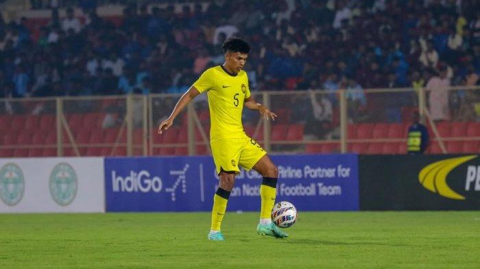 AKSI AZMI - Pemain bek-kanan Timnas Malaysia Azam Azmi memegang bola dalam pertandingan persahabatan menghadapi India di Gachibowli Stadium, 18 November 2024. (Instagram Azmi - 29/5/2025)