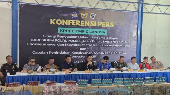 BARANG ILEGAL DIAMANKAN - Bea Cukai melalui sinergi bersama aparat TNI, Polri, dan berbagai pihak terkait lainnya menggagalkan sejumlah upaya penyelundupan barang impor ilegal dan peredaran jutaan batang rokok ilegal di Provinsi Aceh.