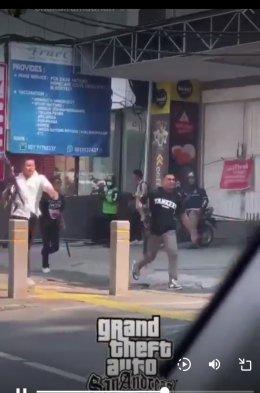 BENTROKAN DI KEMANG - Video bentrokan di Kemang yang melibatkan senjata laras panjang viral di media sosial, memicu perbandingan dengan aksi dalam game Grand Theft Auto San Andreas.