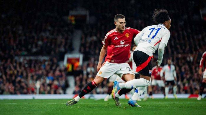 BERDUEL - Diogo Dalot (jersey merah) saat berduel dengan Malick Fofana (jersey putih) pada pertandingan leg 2 perempat final Liga Eropa antara Manchester United vs Lyon di Old Trafford, Inggris, Jumat (18/4/2025) dini hari WIB.