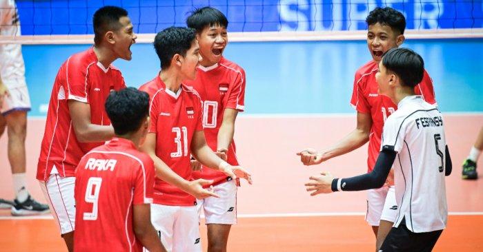BERSELEBRASI - Para pemain Timnas voli putra U16 Indonesia berselebrasi saat pertandingan melawan Iran fase Grup B AVC U16 2025 yang berlangsung di Nakhon Pathom, Thailand, Sabtu (12/7/2025) sore WIB.