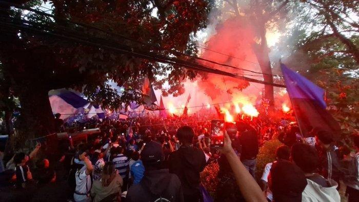 BOBOTOH NYALAKAN FLARE - Aksi nyalakan flare saat laga Persib vs Persis Solo jadi sorotan publik dan bisa bikin klub didenda ratusan juta.