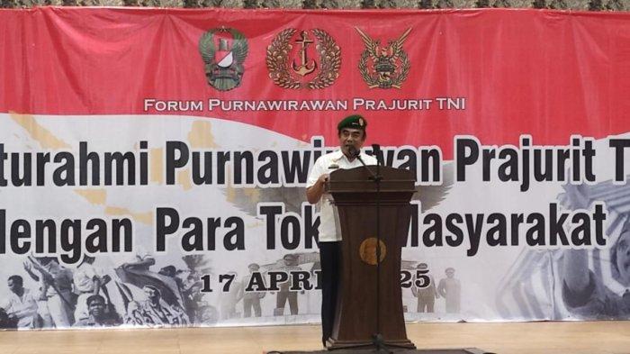 PRABOWO PUJI JOKOWI - Mantan Wakil Panglima ABRI Fachrul Razi saat memberikan sambutan di acara Silaturahmi Purnawirawan Prajurit TNI dengan Tokoh Masyarakat di Kawasan Kelapa Gading, Jakarta Utara, Kamis (17/4/2025). Fachrul Razi minta Presiden RI Prabowo Subianto tak lagi merasa hutang budi dengan Presiden ke-7 RI Joko Widodo.