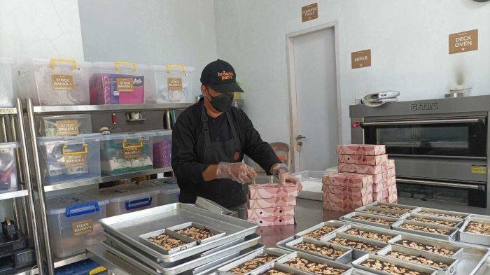 UMKM BROUNIS PARIS - Proses produksi brownies untuk ater-ater di dapur Brounis Paris yang berada di Diro RT 57, Kalurahan Pendowoharjo, Kapanewon Sewon, Bantul, Sabtu (19/4/2025).