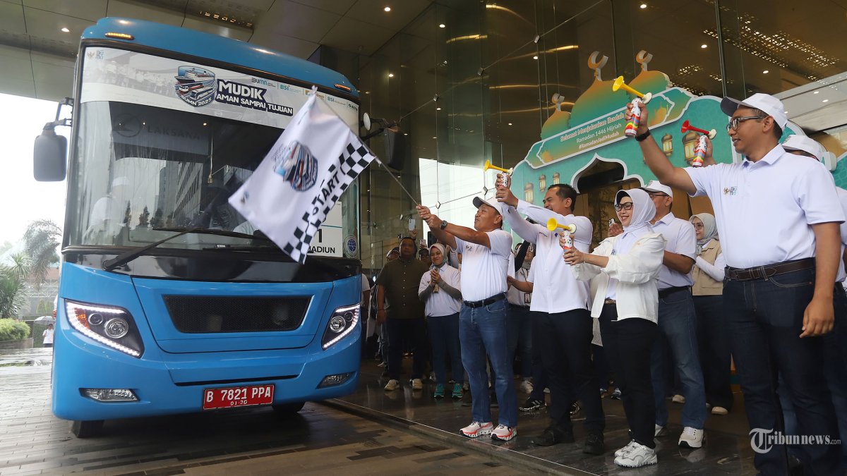 MUDIK GRATIS - Plt. Direktur Utama BSI Bob Tyasika Ananta didampingi jajaran direksi melakuakn pelepasan Mudik Bersama BUMN dan BSI 2025 dengan tema Mudik Aman Sampai Tujuan di Kantor Pusat BSI, Gedung The Tower Jakarta, Kamis (27/3/2025). PT Bank Syariah Indonesia Tbk (BSI) menggelar mudik bersama untuk memfasilitasi masyarakat bersilaturahmi di kampung halaman pada momen Hari Raya Idul Fitri 1446 Hijriah. Tahun ini BSI memberangkatkan 1.019 pemudik, dan sebanyak 379 di antaranya merupakan pemudik dengan kebutuhan khusus atau disabilitas. BSI menyediakan 3 bus khusus untuk pemudik disabilitas. Tribunnews/Jeprima