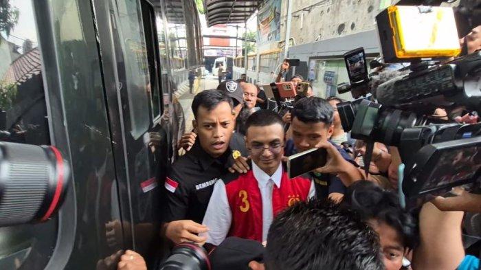 SIDANG VADEL BADJIDEH - Vadel Badjideh hadir di Pengadilan Negeri Jakarta Selatan jelang sidang kasus pelanggaran Undang-Undang Perlindungan Anak dan Undang-Undang Kesehatan, Rabu (2/7/2025). Vadel siap menjalani sidang kali ini usai LM akan jadi saksi. (Tribunnews.com/Fauzi Alamsyah).
