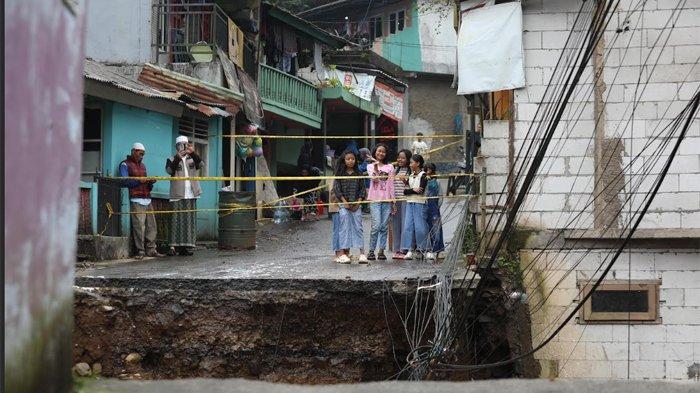 BANJIR BANDANG CISARUA - Kepala Badan Nasional Penanggulangan Bencana (BNPB) Letjen TNI Suharyanto bersama jajaran pejabat daerah setempat meninjau lokasi terdampak banjir bandang di Desa Tugu Selatan, Kecamatan Cisarua, Kabupaten Bogor, Jawa Barat, Senin (3/3/2025). Suharyanto mengatakan akan meminta Markas Besar TNI untuk membangun jembatan Bailey di lokasi terdampak banjir bandang di Cisarua Kabupaten Bogor, Jawa Barat.