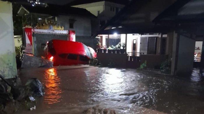 KONDISI BANJIR - Kondisi banjir yang melanda wilayah Panjang Bandar Lampung, Senin (21/4/2025). Banjir menyebabkan 3 orang meninggal dunia.