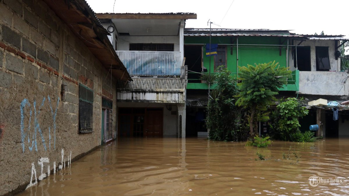 BANJIR JAKARTA - Suasana banjir yang melanda kawasan Tanjung sanyang, cawang, Jakarta, Senin (3/3/2025). Kawasan di sepanjang aliran Kali Ciliwung tersebut terendem banjir setinggi 30 cm - 130 cm akibat luapan Bendungan Katulampa yang sudah mencapai siaga satu pada Minggu (2/3/2025) malam. TRIBUNNEWS/IRWAN RISMAWAN