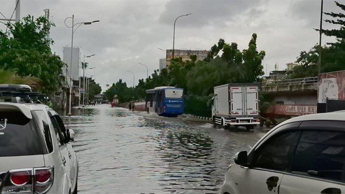 Situasi di Jalan Satria, Jelambar Baru, Grogol Petamburan, Jakarta Barat digenangi banjir, Rabu (29/1/2025) siang.