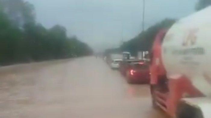 BANJIR TOL TANGERANG - Banjir di ruas tol Jakarta-Tangerang berimbas kemacetan parah kendaraan yang melintas, Sabtu (28/6/2025).