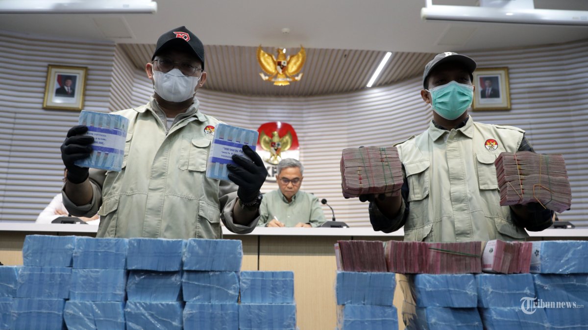 Barang Bukti - Petugas menunjukkan barang bukti disaksikan Ketua KPK Setyo Budiyanto terkait operasi tangkap tangan (OTT) di Kabupaten Ogan Komering Ulu (OKU), Sumatera Selatan saat konferensi pers di Gedung KPK, Jakarta, Minggu (16/3/2025). KPK resmi menahan enam tersangka diantaranya Ketua Komisi III DPRD OKU M Fahrudin, Anggota DPRD OKU Ferlan Juliansyah, Ketua Komisi II DPRD OKU Umi Hartati, Kepala Dinas PUPR OKU Nopriansyah dan pihak swasta M Fauzi dan Ahmad Sugeng Santoso dan mengamankan barang bukti berupa uang tekait kasus dugaan suap pengadaan barang dan jasa di Dinas PUPR Kabupaten Ogan Komering Ulu Tahun 2024-2025. TRIBUNNEWS/IRWAN RISMAWAN