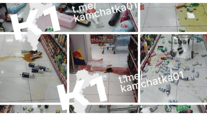 GEMPA RUSIA - Barang-barang di supermarket di Semenanjung Kamchatka, Rusia bagian timur, berjatuhan akibat gempa.
