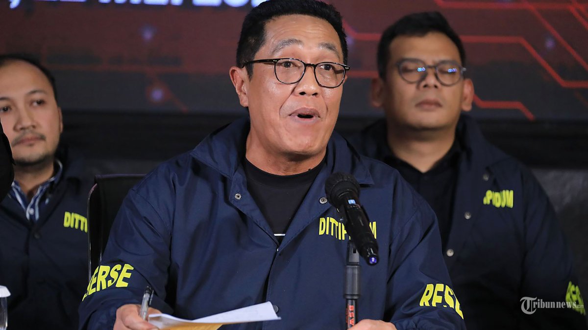 IJAZAH JOKOWI - Direktur Tindak Pidana Umum (Dirtipidum) Bareskrim Polri Brigjen Pol. Djuhandhani Rahardjo Puro memberikan keterangan saat konferensi pers tentang hasil penyelidikan pengaduan masyarakat tentang dugaan tindak pidana terkait ijazah Presiden ke-7 RI Joko Widodo di Bareskrim Mabes Polri, Jakarta, Kamis (22/5/2025). Bareskrim Polri memutuskan menghentikan penyelidikan laporan terkait dugaan kepemilikan ijazah palsu Joko Widodo yang dilayangkan Tim Pembela Ulama dan Aktivis (TPUA) karena tidak menemukan tindak pidana sekaligus memastikan bahwa ijazah SMA dan S1 milik Joko Widodo asli setelah dilakukan pemeriksaan dokumen dan saksi-saksi terkait. TRIBUNNEWS/HO/HUMAS MABES POLRI
