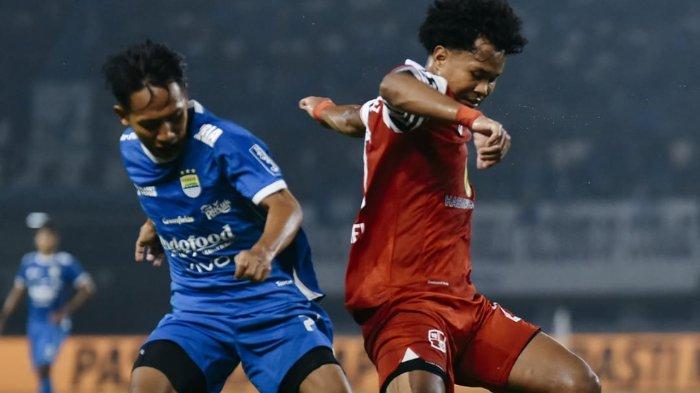 BEREBUT BOLA - Beckham Putra berebut bola dengan Bagus Kahfi di laga Persib vs Barito Putera di Liga 1 2024/2025 pekan ke-32, Jumat (9/5/2025) malam WIB. (Foto diunduh dari Instagram Persib Bandung - 9/5/2025)