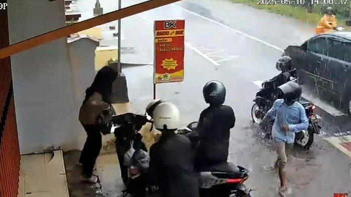 BEGAL LUMAJANG - Korban M (berdiri kiri) saat awal mula didatangi komplotan 4 begal menggunakan 2 sepeda motor. Pelaku merampas motor Honda Beat miliki korban saat korban berteduh karena hujan di sebuah jalan di Klakah, Lumajang, Jawa Timur, Sabtu (11/5/2025) siang. Aksi ini terekam kamera CCTV.