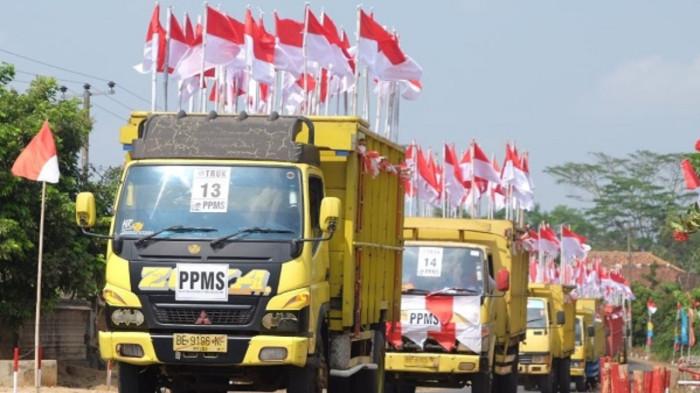 BENDERA MERAH PUTIH - Paguyuban Pengemudi Mengandung Sari merayakan HUT ke-73 RI dengan mengarak 1.001 bendera merah putih menggunakan 30 truk sejauh 32 km pada 17 Agustus 2018.