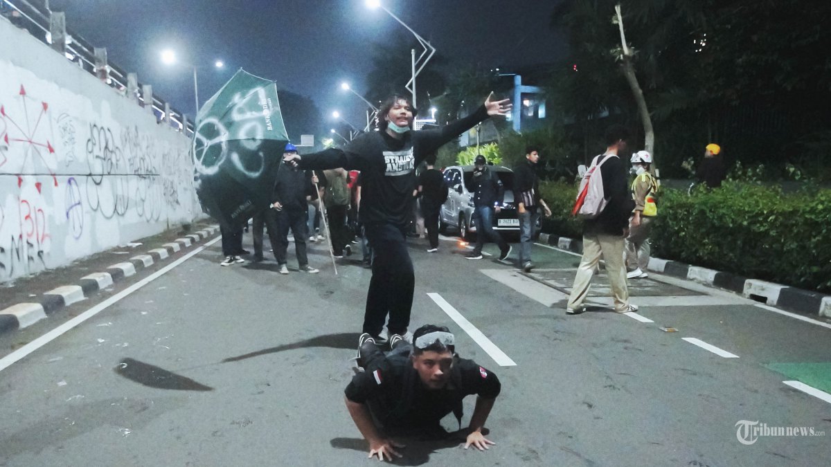 BENTROK - Massa mahasiswa dan Koalisi Masyarakat Sipil bentrok dengan polisi saat demonstrasi di depan Gedung DPR RI Jakarta mendesak pencabutan UU TNI, Kamis (27/3/2024). Demonstran menilai UU TNI menjauhkan TNI dari semangat profesionalitas sebagai prajurit dan menghidupkan kembali wacana laten dwifungsi ABRI yang sudah dihapus setelah reformasi 1998. TRIBUNNEWS/HERUDIN