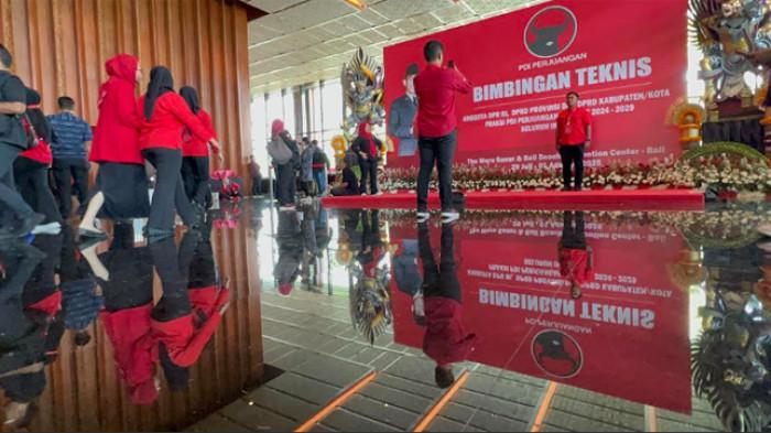 BIMTEK PDIP - Ribuan anggota fraksi PDI Perjuangan (PDIP) dari unsur DPR RI, DPRD Provinsi dan DPRD Kabupaten/Kota se- Indonesia mulai memadati Bali Beach Convention Center, di JI. Hang Tuah, Sanur Kaja, Denpasar, Bali pada Rabu (30/7/2025).