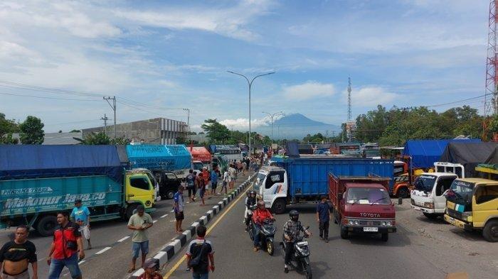 BLOKIR JALAN RINGROAD SOLO-KARANGANYAR  - Sekitar 100-an sopir truk angkutan jalan turun ke jalan menggelar aksi protes razia truk ODOL oleh aparat dengan memarkir truk-truk mereka menutupi badan jalan Ring Road Solo-Karanganyar, Kecamatan Gondangrejo, Kabupaten Karanganyar, Jawa Tengah, Kamis (19/6/2025) siang.  