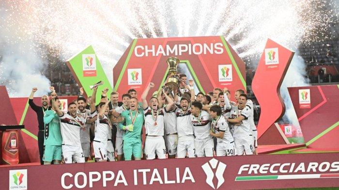 ANGKAT TROFI - Trofi Coppa Italia akhirnya jatuh ke tangan Bologna setelah mereka mengalahkan AC Milan di laga final di Stadio Olimpico, Roma, Kamis (15/5/2025).