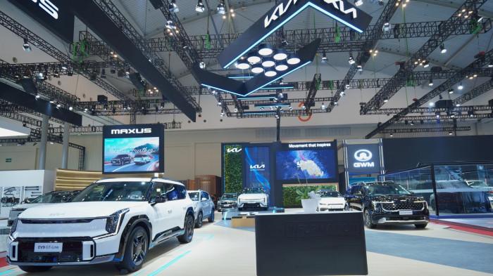 DEBUT KIA EV4 - Booth Kia Motors di pameran otomotif GIIAS 2025 yang berlangsung di ICE BSD Tangerang, 24 Juli-3 Agustus 2025. Di pameran ini sedan listrik futuristik Kia EV4 tampil perdana.
