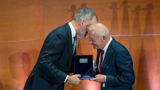 Raja Spanyol Felipe VI saat menyerahkan Penghargaan Prestasi Karir Bisnis Kerajaan Spanyol (IESE) ke-8 kepada ketua dan pendiri Mango, Isak Andic pada 18 Maret 2024 di Barcelona, ​​Catalonia, Spanyol.