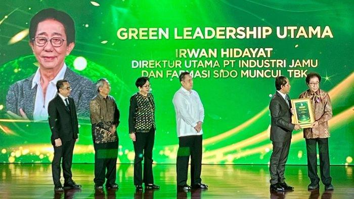 Sido Muncul berhasil meraih PROPER Emas 2024 dari Kementerian Lingkungan Hidup pada Senin (24/2/2025). Direktur Sido Muncul, Dr. (H.C.) Irwan Hidayat juga menerima penghargaan 