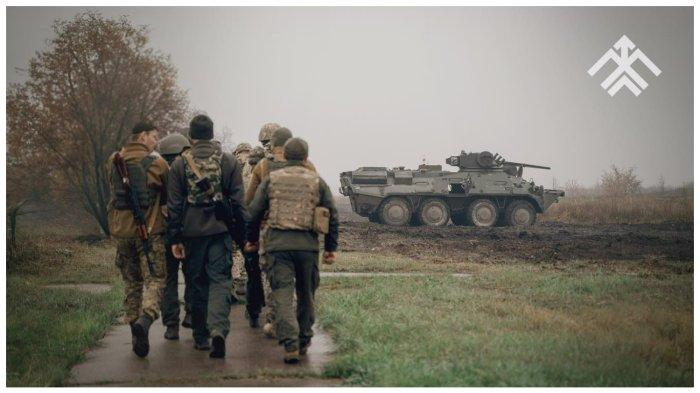 BRIGADE KHARTIA - Foto tak bertanggal yang dirilis Brigade Khartia Ukraina menunjukkan personel brigade dalam sebuah pertempuran. Jubir Khatia mengatakan Rusia memanfaatkan jeda Paskah untuk mempersiapkan serangan baru.