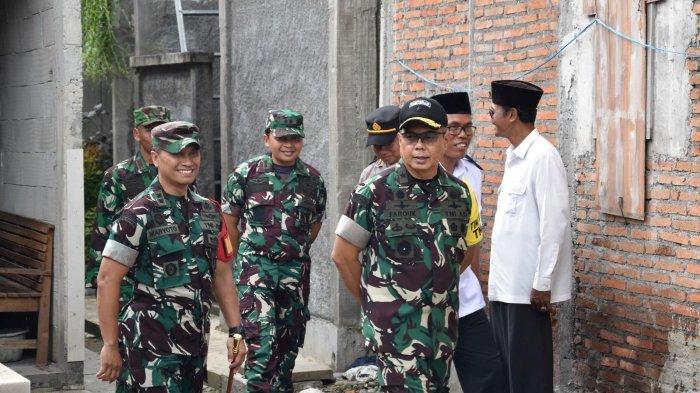 CEK TMMD - Dansatgas TMMD Ke-123  Kodim 0716/Demak Letkol Kav Maryoto, SE, Msi, MM mendampingi KetuaTim Wasev Direktur Teritorial Pusterad Brigjen TNI Farauk Pakar, SPd saat meninjau lokasi sasaran.