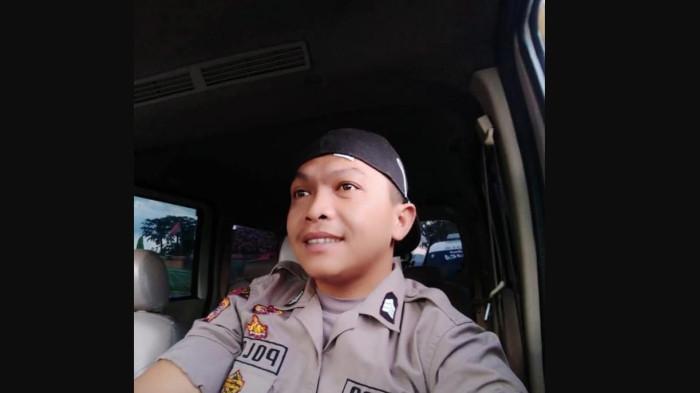 POLISI GUGUR BERTUGAS - Bripka Cecep, anggota Bhabinkamtibmas Polsek di Polres Garut yang gugur saat mengamankan panggung hiburan rakyat pernikahan anak Gubernur Jawa Barat, Dedi Mulyadi, yaitu Maula Akbar Mulyadi Putra dengan Wakil Bupati Garut, Putri Karlina, yang berlangsung di Lapangan Oto Iskandar Dinata, Kecamatan Garut Kota, Jumat (18/7/2025).