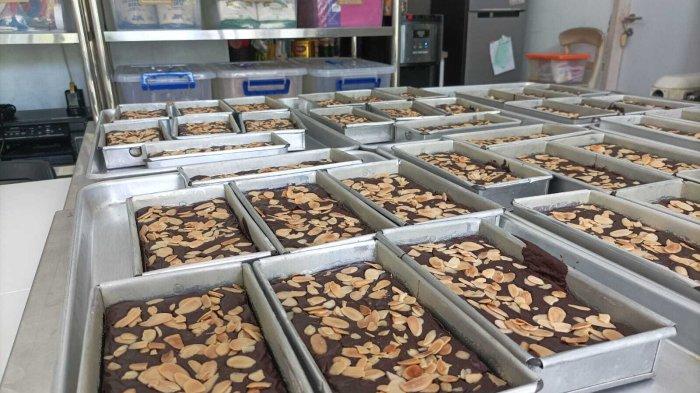 UMKM BROUNIS PARIS - Proses produksi brownies untuk ater-ater di dapur Brounis Paris yang berada di Diro RT 57, Kalurahan Pendowoharjo, Kapanewon Sewon, Bantul, Sabtu (19/4/2025).