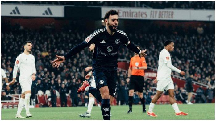 Selebrasi pemain Manchester United, Bruno Fernandes, setelah mencetak gol ke gawang Arsenal di Piala FA, Minggu (12/1/2025).