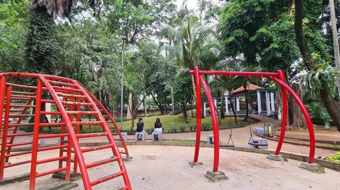 AKTIVITAS WARGA DI TAMAN LANGSAT JAKARTA - Taman-taman di kota Jakarta rencananya akan dibuka selama 24 jam. Sebagai tahap awal ada enam taman yang bakal beroperasi seharian penuh.

Enam taman yang rencananya beroperasi 24 jam di antaranya Taman Langsat, Taman Ayodya, Tebet Eco Park, Taman Lapangan Banteng, Taman Menteng, dan Taman Literasi Martha Tiahahu.

Rencana tersebut disambut baik warga Jakarta. Menurut mereka, keberadaan taman yang bisa diakses kapan saja akan memberi ruang rekreasi baru, terutama bagi warga yang memiliki kesibukan di siang hari.